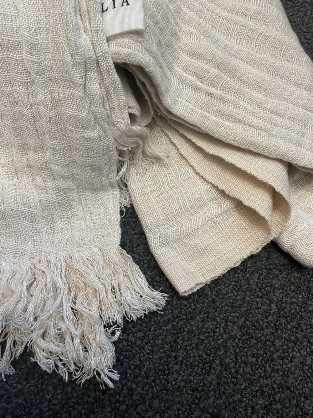 MAGNOLIA Throw Blanket in Cream/Off White